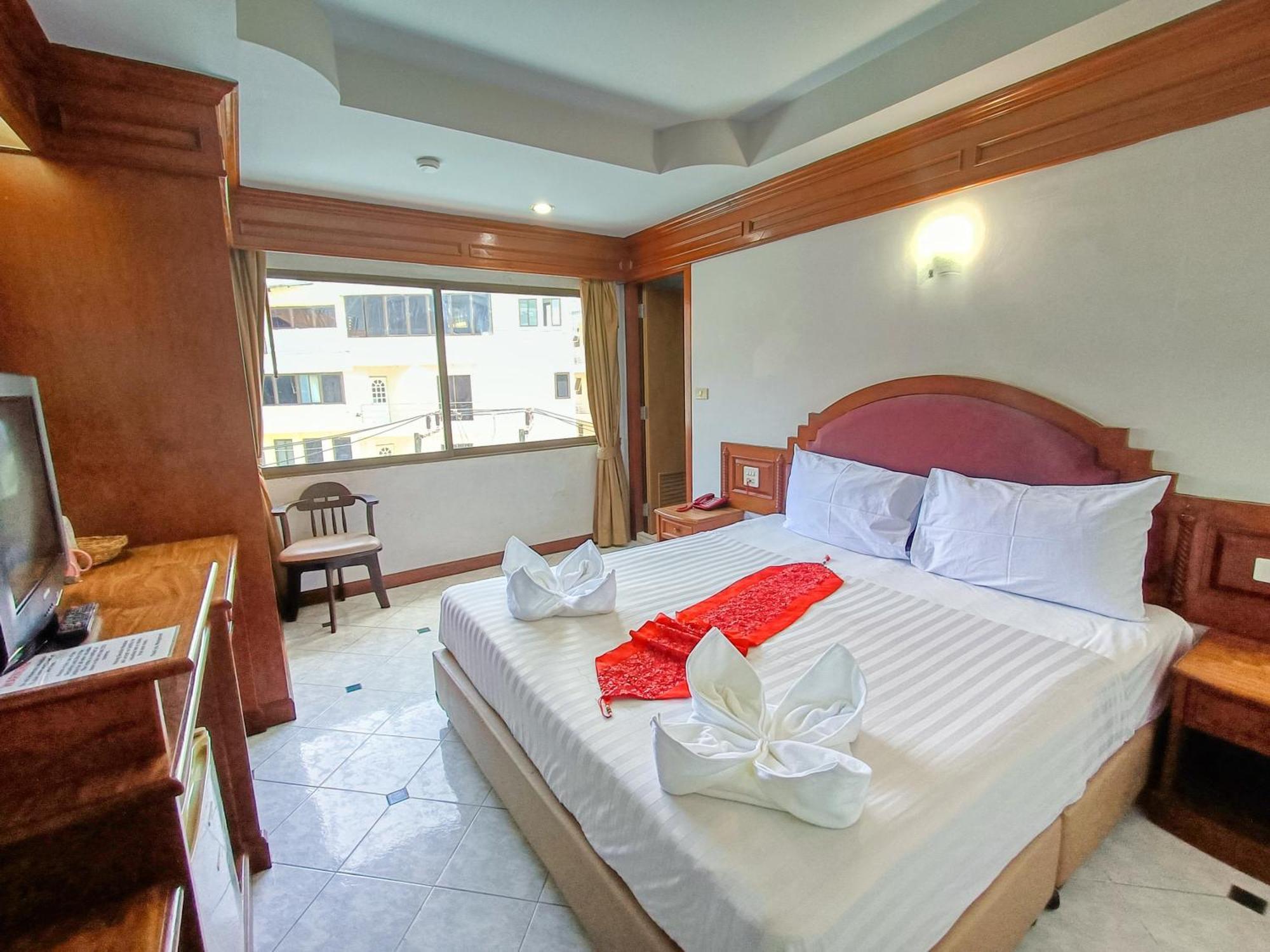 Black Pearl Patong Beachfront Eksteriør billede